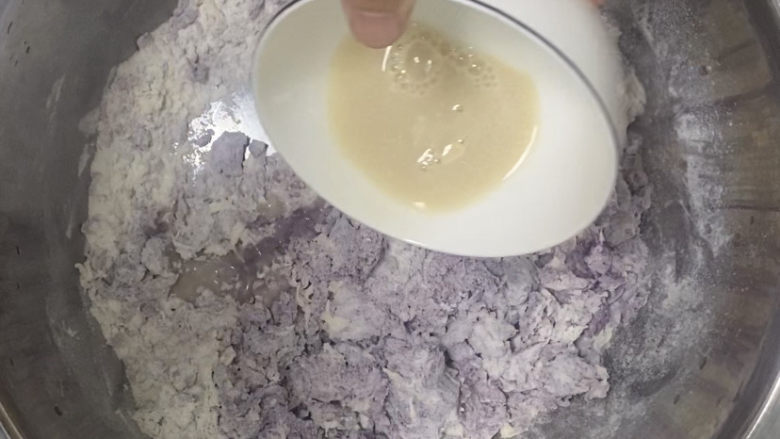 紫薯玫瑰花馒头,酵母水可以分多次添加,以防不好控制量
