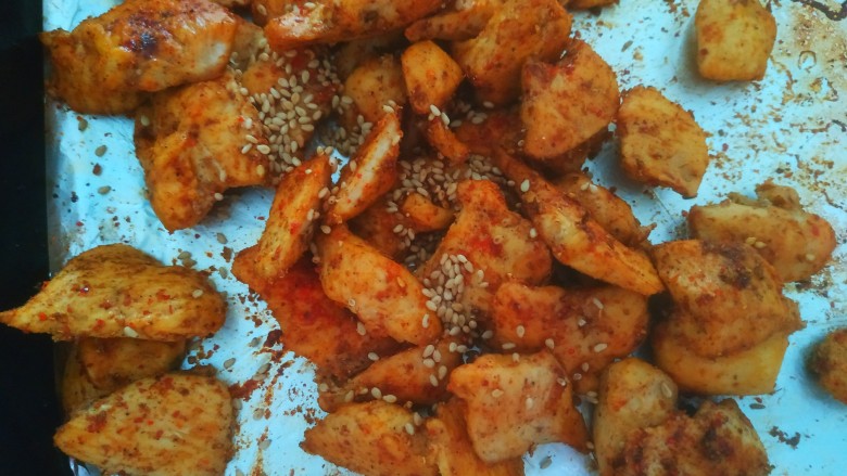 孜然鸡胸肉,加入适量<a style='color:red;display:inline-block;' href='/shicai/ 678'>白芝麻</a>,搅拌均匀