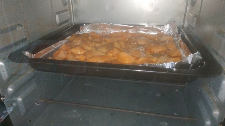 孜然鸡胸肉,放入烤箱,中层,上下火,250度,先烤十分钟