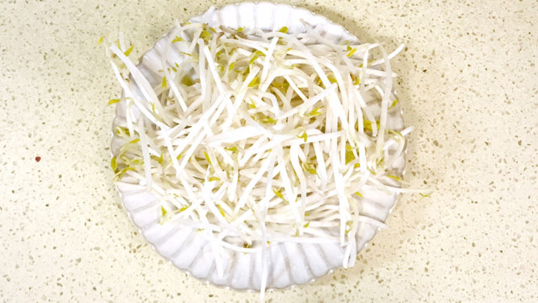 醋溜豆芽,豆芽要摘洗干净,掐掉两头,留下中间部分,洗净后,控干水分