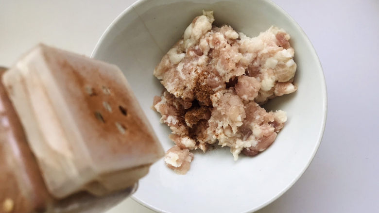 香菇肉末豆腐,<a style='color:red;display:inline-block;' href='/shicai/ 10695'>肉糜</a>里撒少许八角粉;