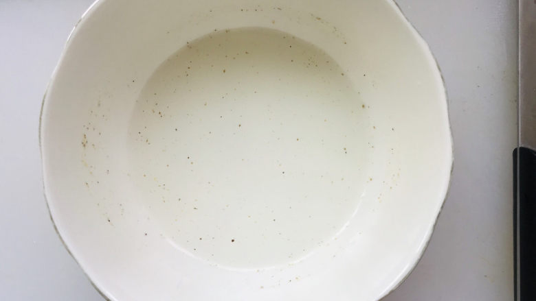香菇肉末豆腐,倒入半碗清水调匀备用;