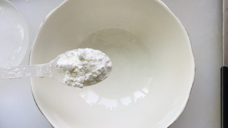 香菇肉末豆腐,调个水淀粉,一勺玉米淀粉;