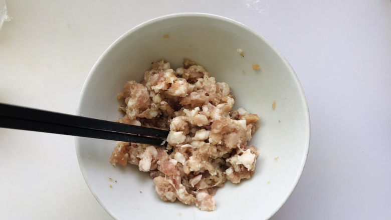 香菇肉末豆腐,加一丢丢清水,用筷子搅匀;