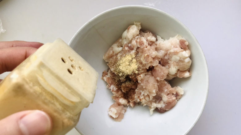 香菇肉末豆腐,少许姜粉;