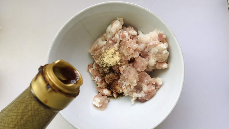 香菇肉末豆腐,倒适量<a style='color:red;display:inline-block;' href='/shicai/ 788'>生抽</a>调味;