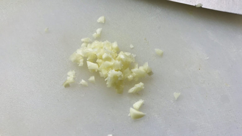 香菇肉末豆腐,<a style='color:red;display:inline-block;' href='/shicai/ 2794'>大蒜</a>切碎;
