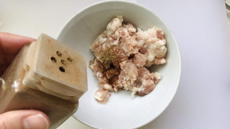 香菇肉末豆腐,少许花椒粉;