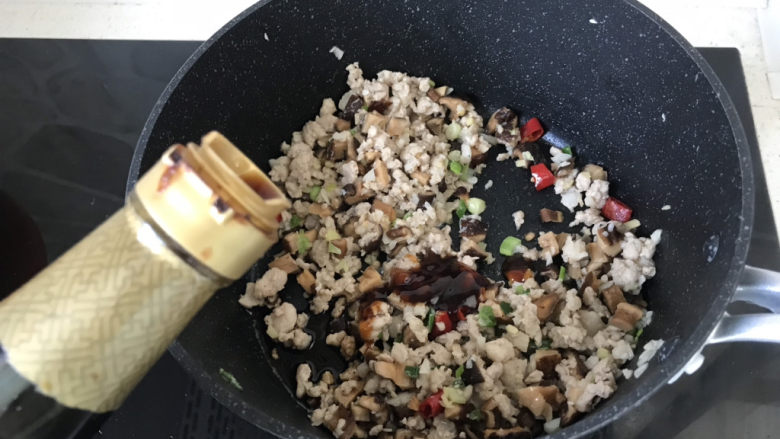 香菇肉末豆腐,再倒适量的生抽调味;