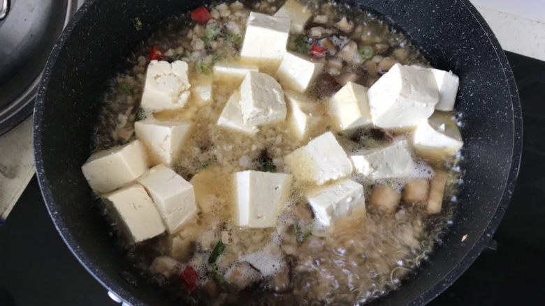 香菇肉末豆腐,水沸腾后放入豆腐;