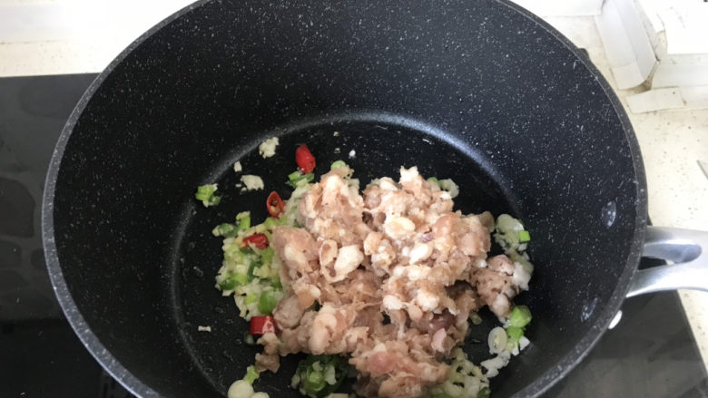 香菇肉末豆腐,再放入肉糜翻炒;