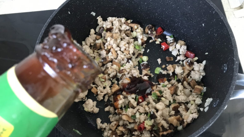 香菇肉末豆腐,倒入适量蚝油;