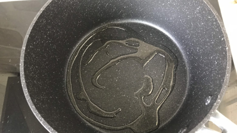 香菇肉末豆腐,奶锅里倒油;