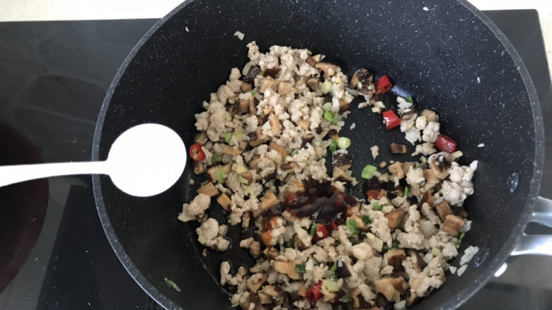 香菇肉末豆腐,加少许盐;