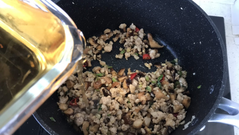 香菇肉末豆腐,炒匀后倒入香菇水;