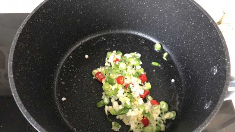 香菇肉末豆腐,放入葱椒蒜和<a style='color:red;display:inline-block;' href='/shicai/ 82'>小米椒</a>炒香;