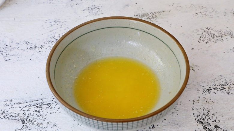 奶香华夫饼,<a style='color:red;display:inline-block;' href='/shicai/ 887'>黄油</a>隔水融化成液体,也可以放入微波炉中加热至完全融化成液体