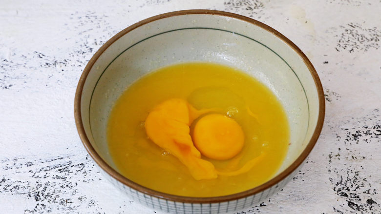 奶香华夫饼,打入2个<a style='color:red;display:inline-block;' href='/shicai/ 9'>鸡蛋</a>,用手抽搅拌均匀