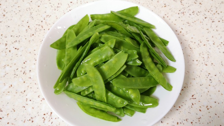 荷兰豆炒香肠,用开水烫一下,控干水分备用。