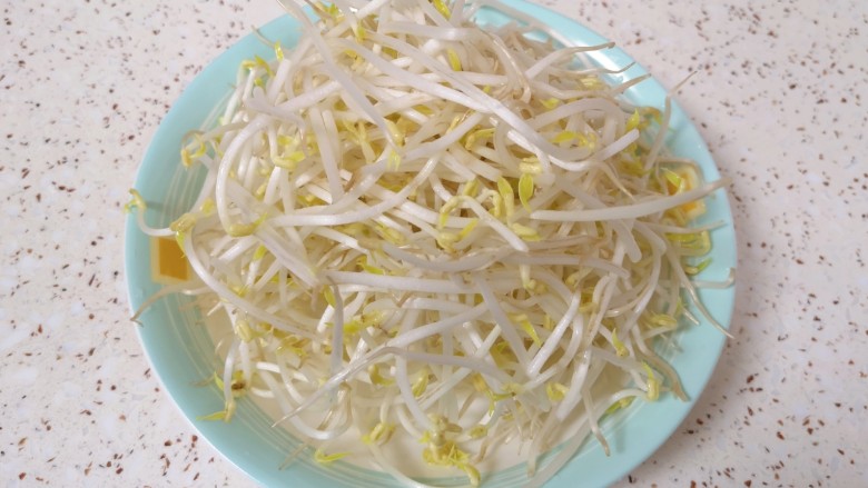 醋溜豆芽,捞出控一下水分。