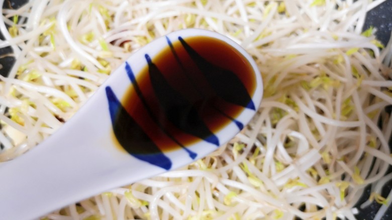 醋溜豆芽,加入1勺<a style='color:red;display:inline-block;' href='/shicai/ 788'>生抽</a>,大火翻炒均匀。