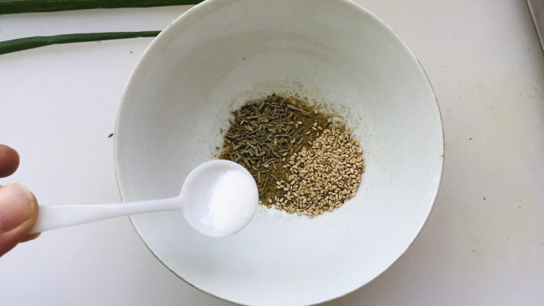 孜然鸡胸肉,再加半小勺盐,还可以根据自己的口味加现成的烧烤料,混合搅拌均匀;