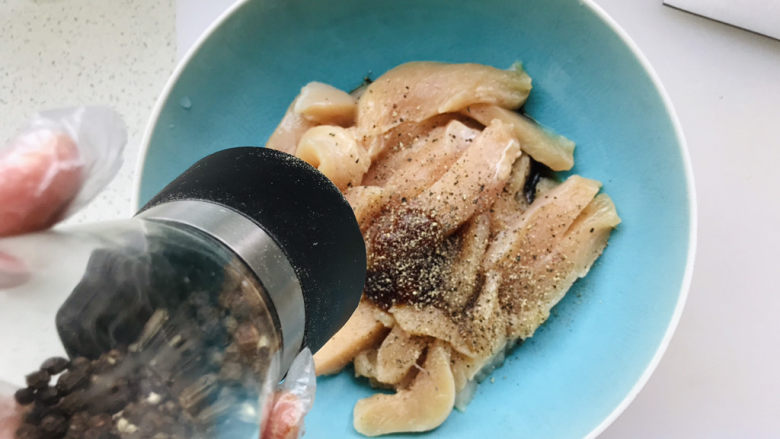 孜然鸡胸肉,加入黑胡椒碎;