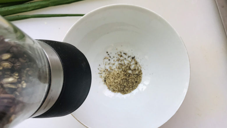 孜然鸡胸肉,再研磨一些黑胡椒碎;