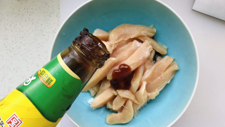 孜然鸡胸肉,再倒点儿<a style='color:red;display:inline-block;' href='/shicai/ 721'>蚝油</a>;
