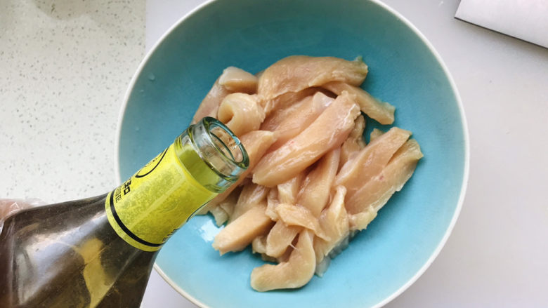 孜然鸡胸肉,放在碗里倒入少许<a style='color:red;display:inline-block;' href='/shicai/ 718'>料酒</a>去腥;