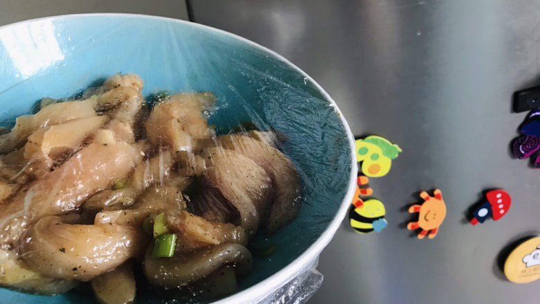 孜然鸡胸肉,覆盖保鲜膜放入冰箱冷藏腌制15分钟以上;