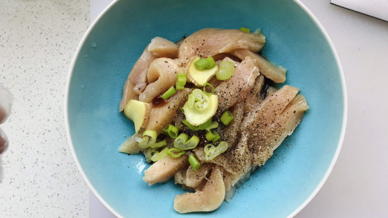 孜然鸡胸肉,放入葱姜;