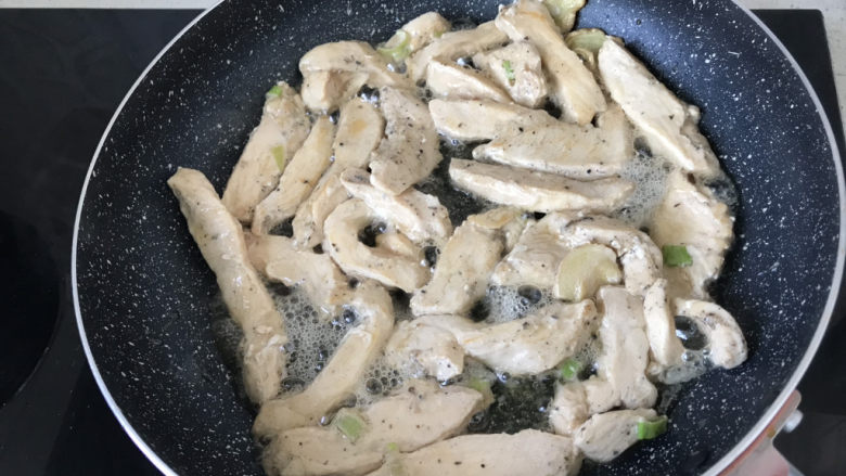 孜然鸡胸肉,一面变色后,换一面煎制,出水没关系,继续煎;
