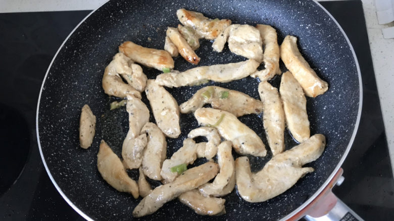孜然鸡胸肉,水分收干后,煎制鸡胸肉表面出现焦黄色;