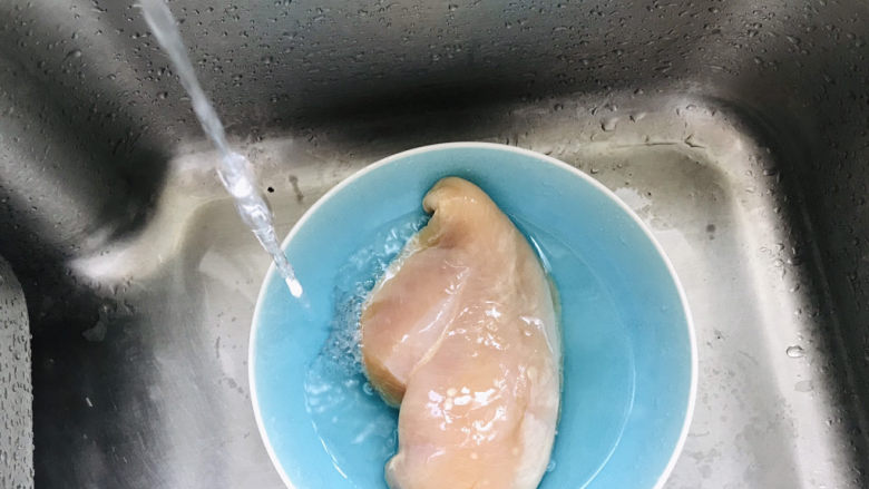 孜然鸡胸肉,鸡胸用清水冲洗干净;