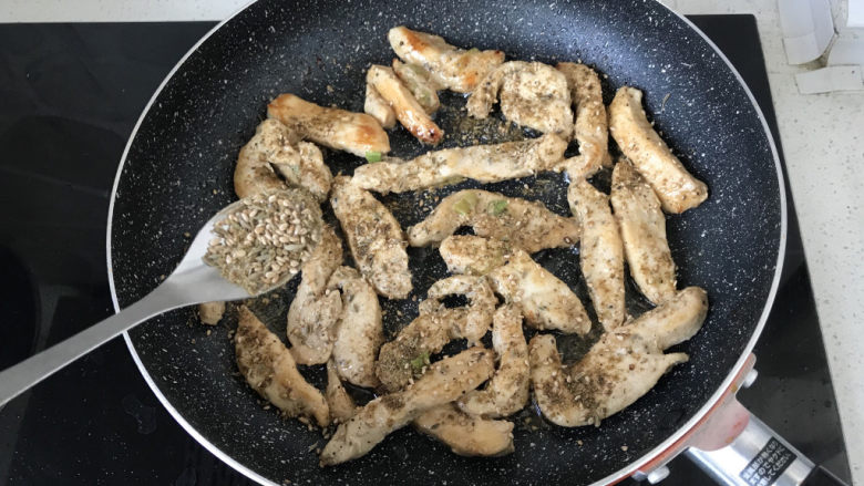 孜然鸡胸肉,均匀撒在煎好的鸡胸肉上;