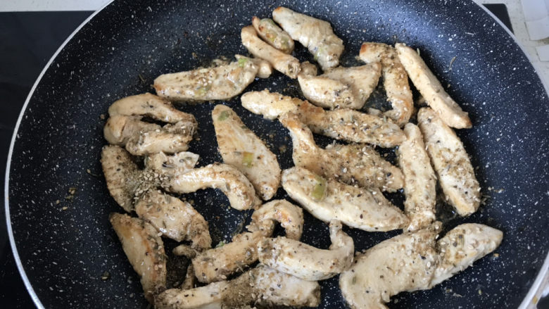 孜然鸡胸肉,翻面也撒均匀;