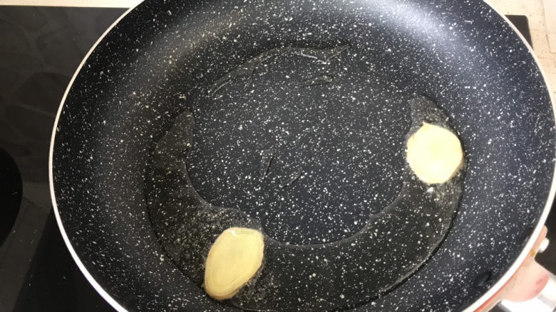 孜然鸡胸肉,放入姜片小火煎制;
