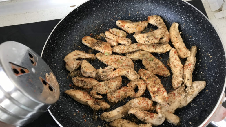 孜然鸡胸肉,喜欢吃辣再撒上辣椒粉,出锅!