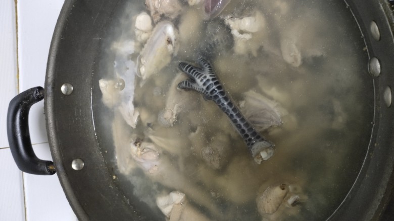 毛豆米烧小公鸡,锅中水烧开,小公鸡倒入锅中焯水