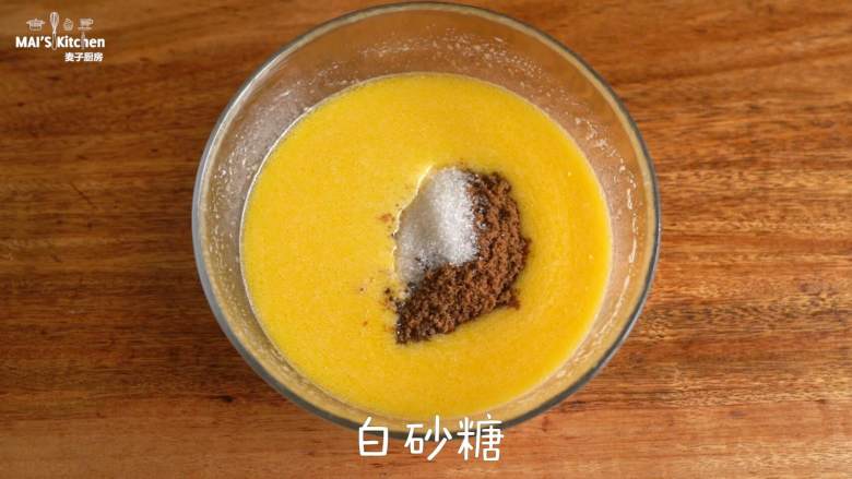 10分钟快手格子早午餐 ,加入<a style='color:red;display:inline-block;' href='/shicai/ 882'>红糖</a>和<a style='color:red;display:inline-block;' href='/shicai/ 869'>白砂糖</a>，搅拌均匀