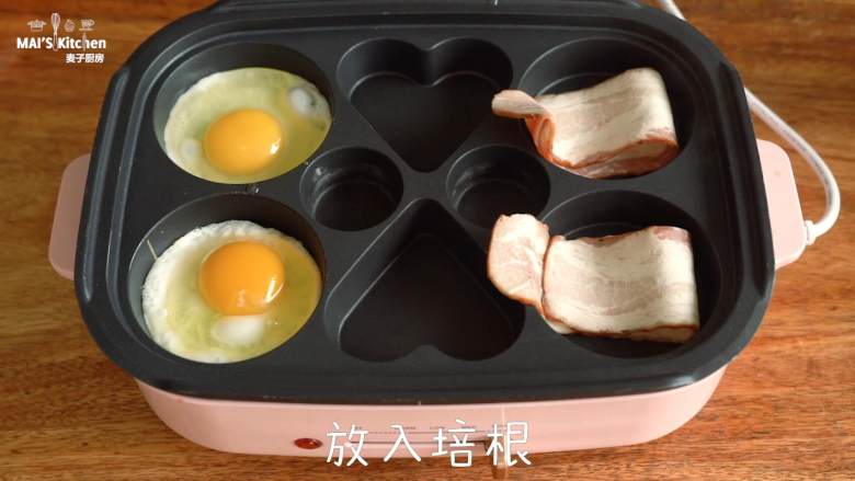 10分钟快手格子早午餐 ,美食锅最高温预热完成后,刷适量食用油,打入鸡蛋,放入<a style='color:red;display:inline-block;' href='/shicai/ 443'>培根</a>,在中间的小孔中倒入清水,盖上上盖,最高温烘烤3分钟后取出,搭配格子松饼即可享用