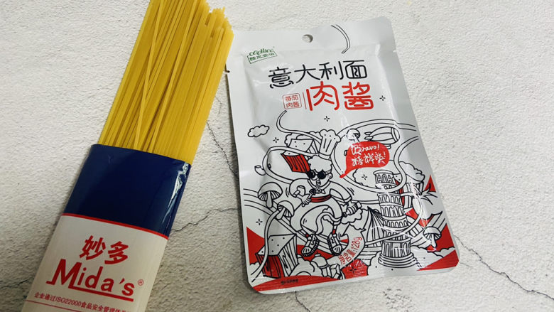 番茄肉酱意面,准备好食材：<a style='color:red;display:inline-block;' href='/shicai/ 533'>意大利面</a>、cook100速食<a style='color:red;display:inline-block;' href='/shicai/ 57397'>番茄肉酱</a>