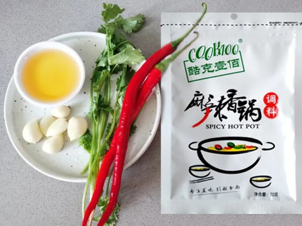 简单易做的麻辣香锅,准备佐料: 花菜切小朵,<a style='color:red;display:inline-block;' href='/shicai/ 131'>香菜</a>切小段,蒜瓣切末,辣椒切圈