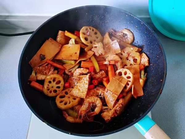简单易做的麻辣香锅,倒入辣椒圈,翻炒至断生