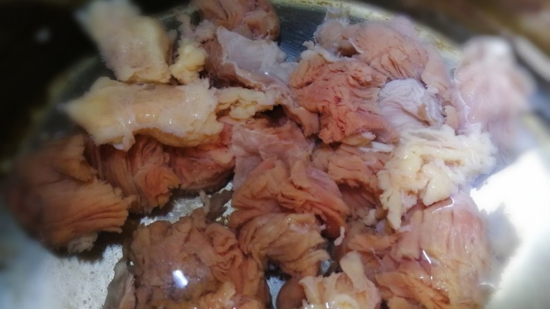 香辣牛腩,牛腩冷水下锅,水开焯3分钟。