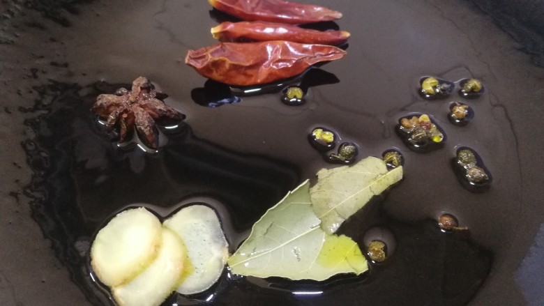 香辣牛腩,热锅倒入适量油,油微热放入干料,小火炒出香味。