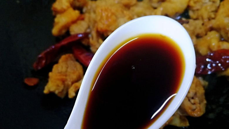香辣牛腩,一汤匙<a style='color:red;display:inline-block;' href='/shicai/ 788'>生抽</a>,文火炒匀。