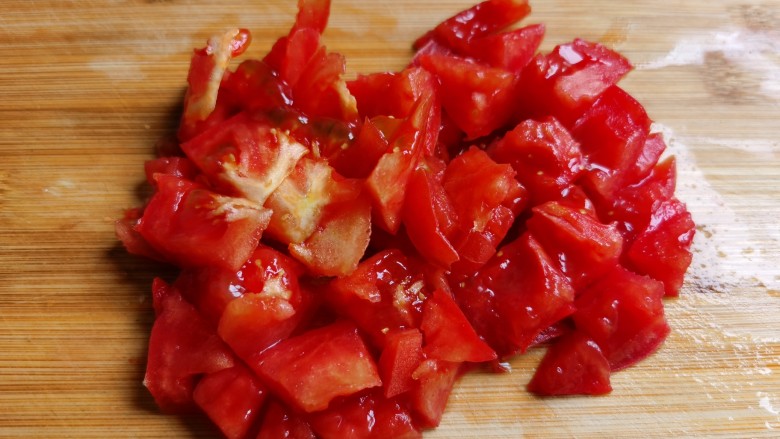 泡菜肥牛锅,<a style='color:red;display:inline-block;' href='/shicai/ 59'>番茄</a>去掉外皮,切成细丁。