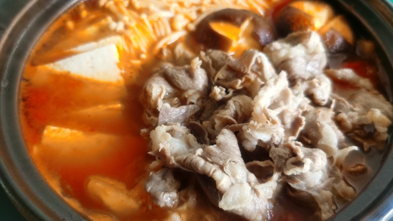 泡菜肥牛锅,最后放入焯过水的<a style='color:red;display:inline-block;' href='/shicai/ 9692'>肥牛卷</a>,根据个人喜欢放点青菜。
